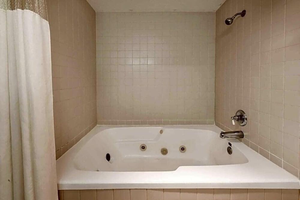 Days Inn By Wyndham Bloomington Ngoại thất bức ảnh