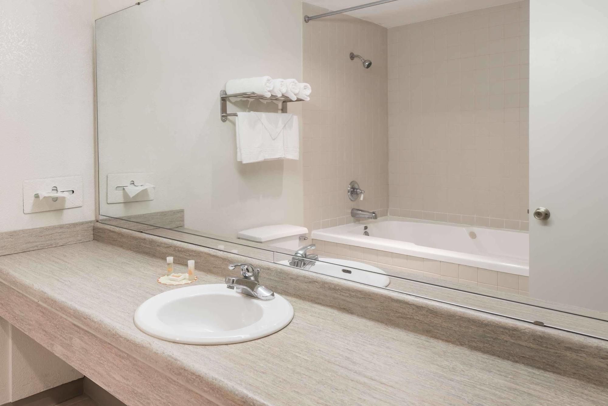 Days Inn By Wyndham Bloomington Ngoại thất bức ảnh