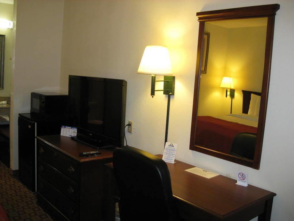 Days Inn By Wyndham Bloomington Ngoại thất bức ảnh