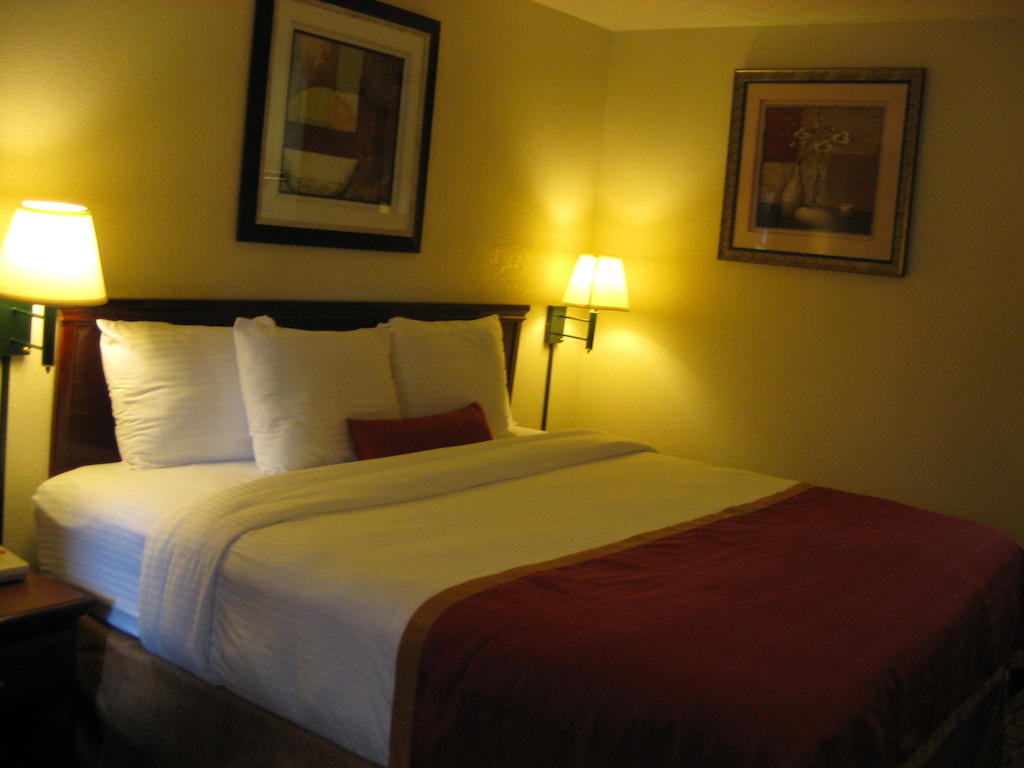 Days Inn By Wyndham Bloomington Ngoại thất bức ảnh